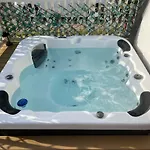 Daisy With Hot Tub Nyaraló