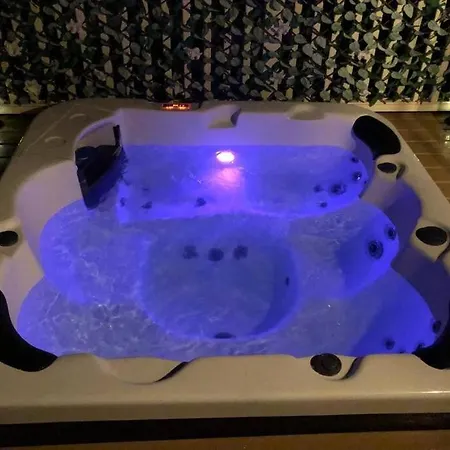 Nyaraló Daisy With Hot Tub *