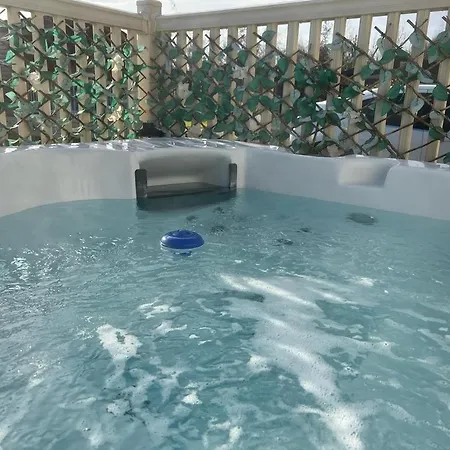 Daisy With Hot Tub * 马尔顿